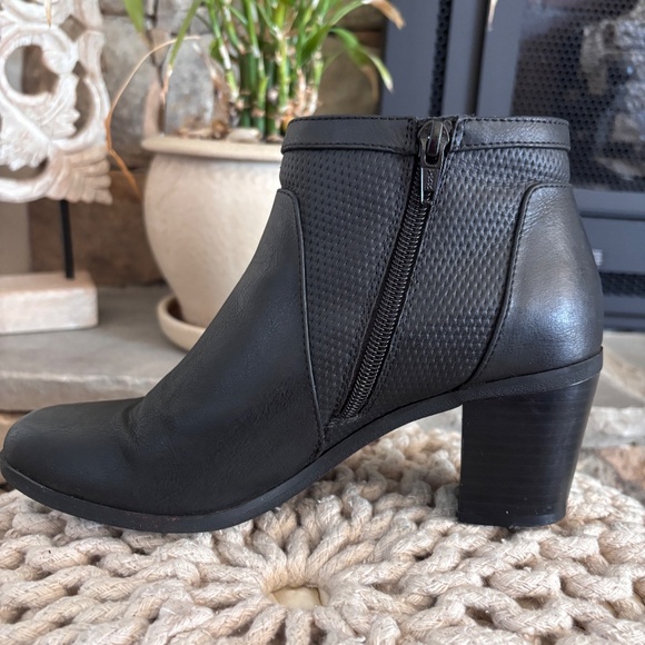 Kim Rogers Women's Black SZ 7 Onyla Booties Almond Toe Vibration - Picture 4 of 13